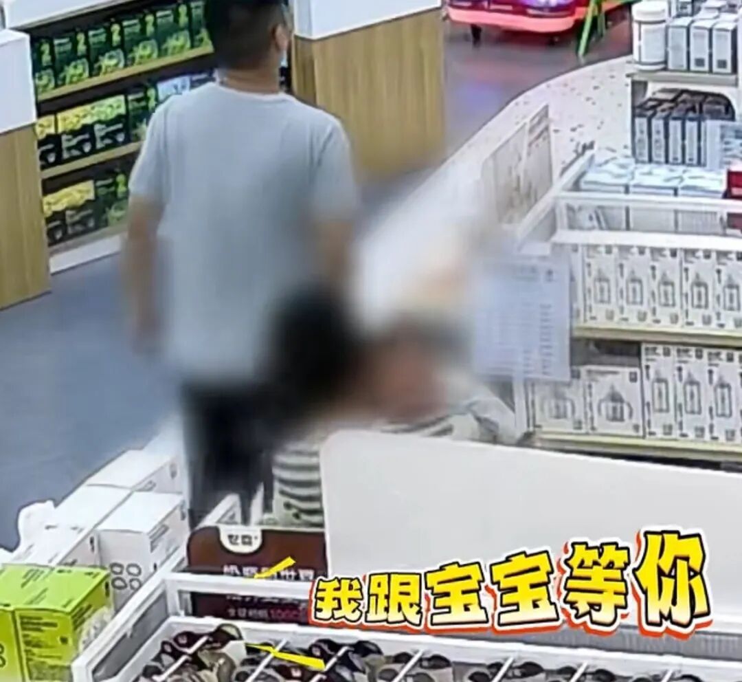 民警抱娃逛母婴店，一个眼神，妻子秒懂！