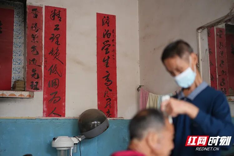 湖南75岁老人开“二元理发店”:20余年不涨价,剪过五代人 湖南75岁老人开“二元理发店”:20余年不涨价,剪过五代人