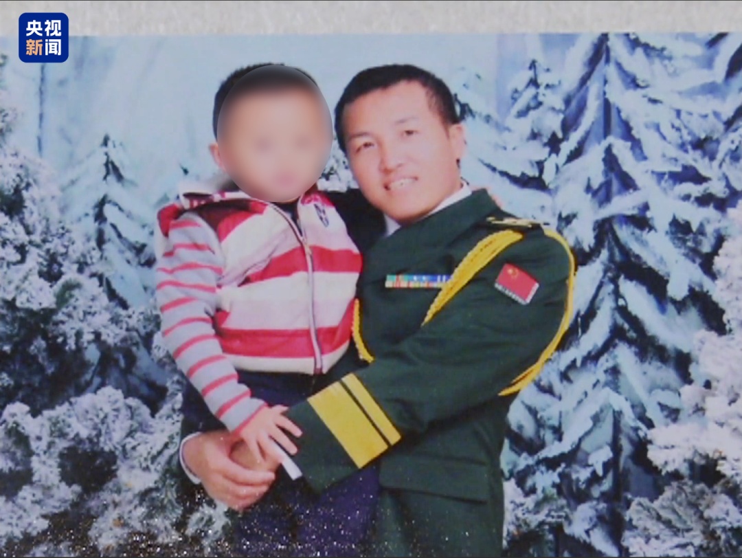 父亲牺牲十年后,儿子第一次来到他的墓前…… 父亲牺牲十年后,儿子第一次来到他的墓前……