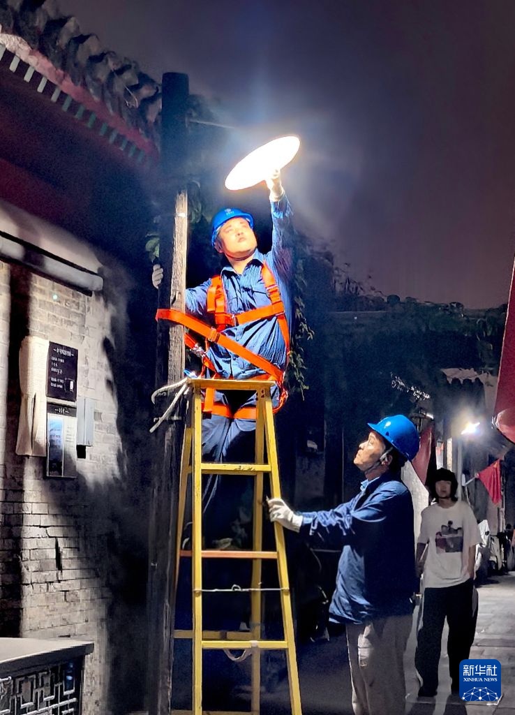 北京：检修城市照明 保障供电线路安全稳定运行