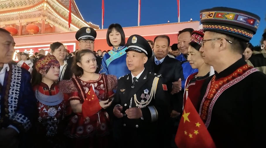 什么样的人，可以站在天安门观礼台上，看国庆升国旗仪式？