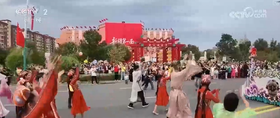 “拼假”出游热 “对角线”直飞新疆阿勒泰赏秋受青睐文旅消费人气旺