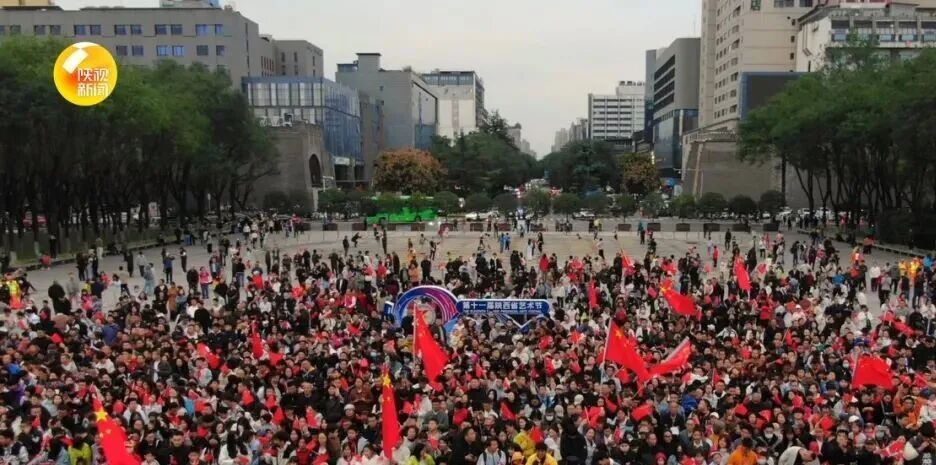 西安举行国庆升旗仪式!众人齐喊:我爱你中国!祖国万岁! 西安举行国庆升旗仪式!众人齐喊:我爱你中国!祖国万岁!