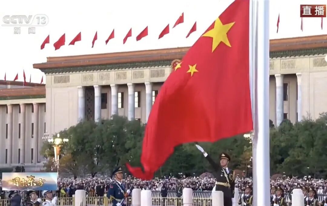 这就是今天早上的天安门广场!10.1万群众通宵守候!有人昨天下午5点就开始等了…… 这就是今天早上的天安门广场!10.1万群众通宵守候!有人昨天下午5点就开始等了……