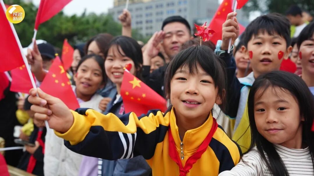 西安举行国庆升旗仪式!众人齐喊:我爱你中国!祖国万岁! 西安举行国庆升旗仪式!众人齐喊:我爱你中国!祖国万岁!