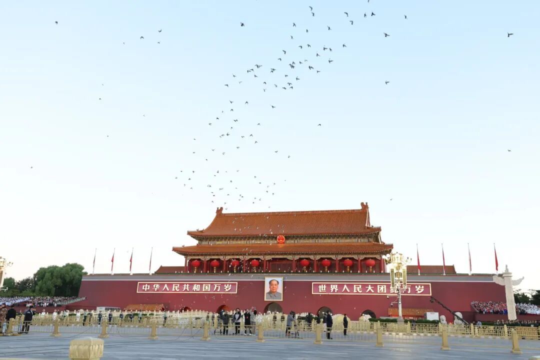 祝福祖国!天安门广场举行国庆升旗仪式,现场放飞10000多只和平鸽 祝福祖国!天安门广场举行国庆升旗仪式,现场放飞10000多只和平鸽