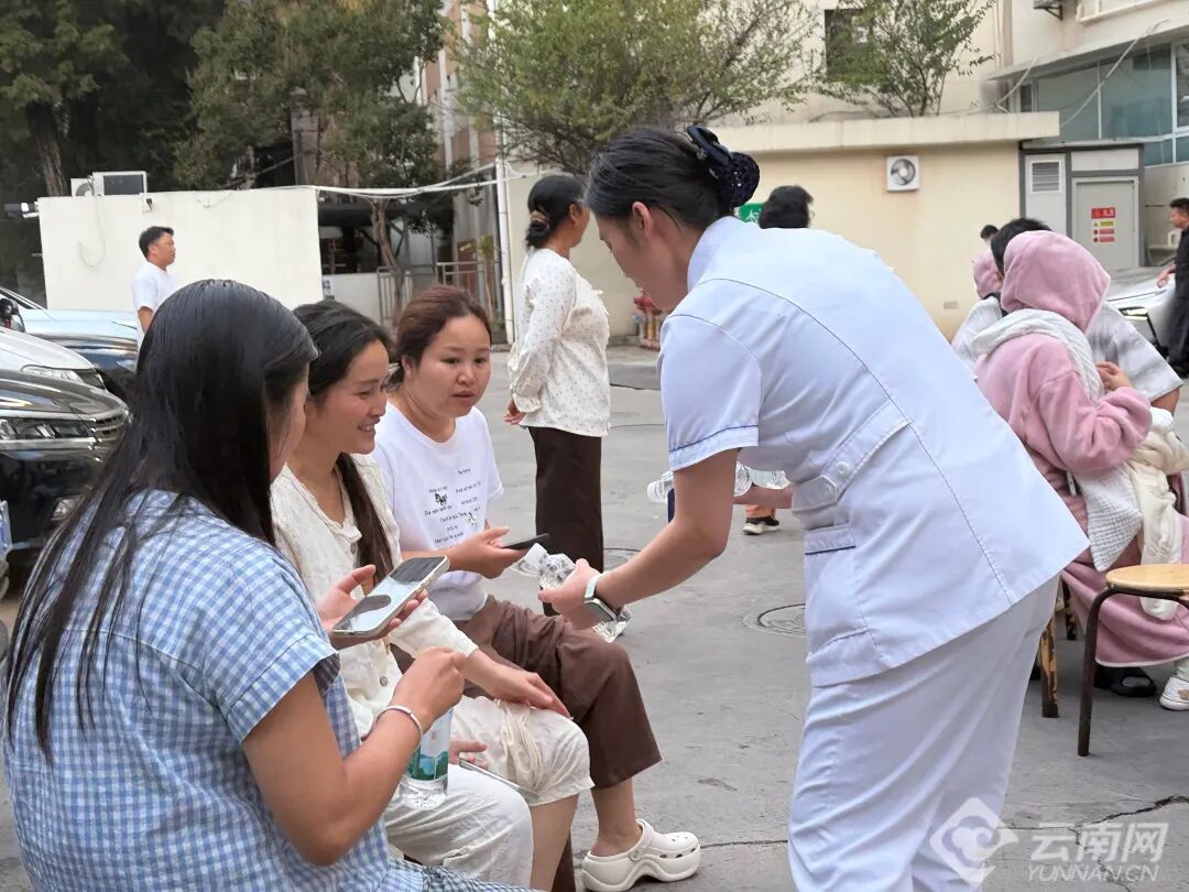 地震瞬间,她顾不上孕37周的笨重身体,抱起两个新生儿就往外跑…… 地震瞬间,她顾不上孕37周的笨重身体,抱起两个新生儿就往外跑……