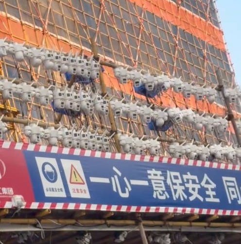 广东一工地密密麻麻挂了上百个摄像头,建设方:甲方是造摄像头的,用来测试 广东一工地密密麻麻挂了上百个摄像头,建设方:甲方是造摄像头的,用来测试