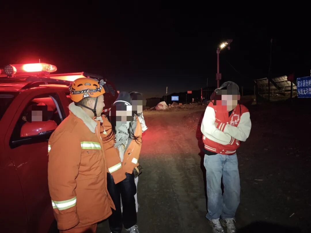 大风预警下三人夜爬东灵山看日出 门头沟消防寒夜急救援 大风预警下三人夜爬东灵山看日出 门头沟消防寒夜急救援
