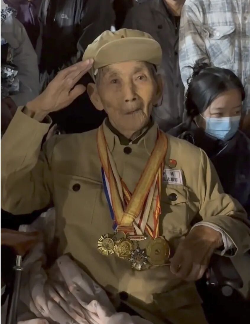 这就是今天早上的天安门广场!10.1万群众通宵守候!有人昨天下午5点就开始等了…… 这就是今天早上的天安门广场!10.1万群众通宵守候!有人昨天下午5点就开始等了……