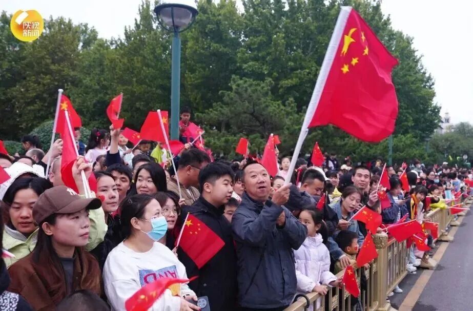 西安举行国庆升旗仪式!众人齐喊:我爱你中国!祖国万岁! 西安举行国庆升旗仪式!众人齐喊:我爱你中国!祖国万岁!