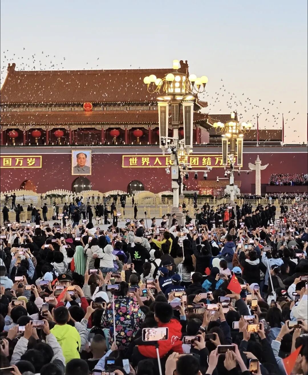 这就是今天早上的天安门广场!10.1万群众通宵守候!有人昨天下午5点就开始等了…… 这就是今天早上的天安门广场!10.1万群众通宵守候!有人昨天下午5点就开始等了……