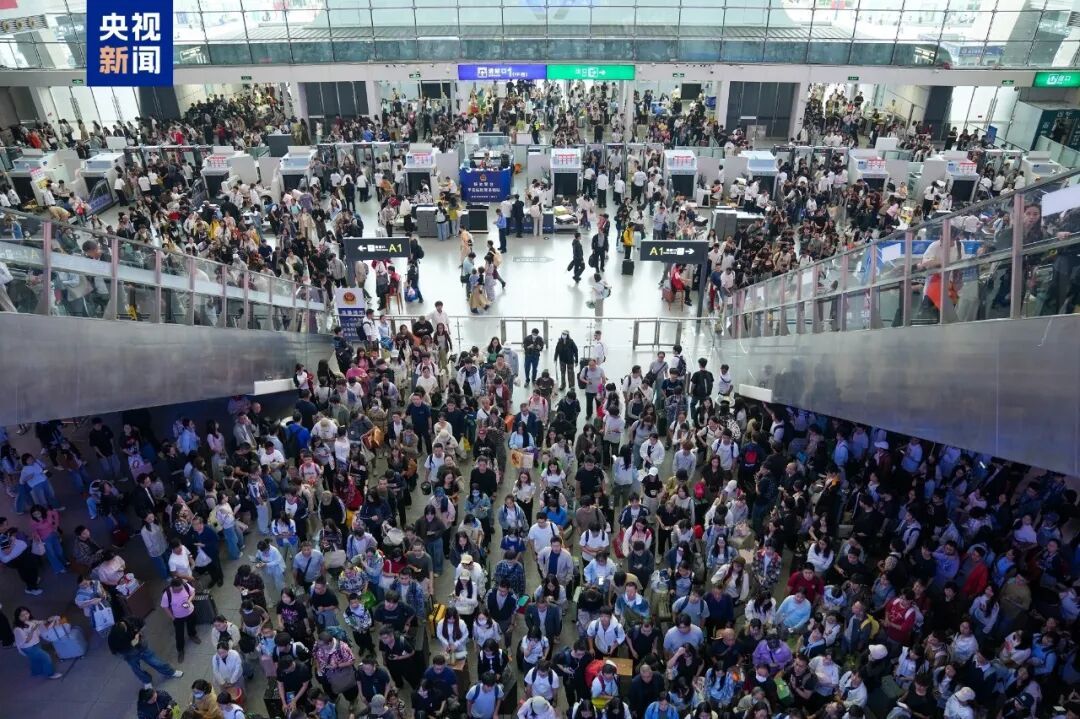 今天全国铁路预计发送旅客2480万人次,加开旅客列车2324列,热门出行地区集中在京津冀、长三角、粤港澳大湾区和成渝地区 今天全国铁路预计发送旅客2480万人次,加开旅客列车2324列,热门出行地区集中在京津冀、长三角、粤港澳大湾区和成渝地区