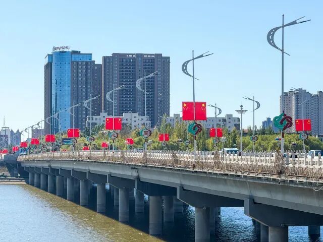 五星红旗迎风招展！内蒙古各地国庆氛围感拉满