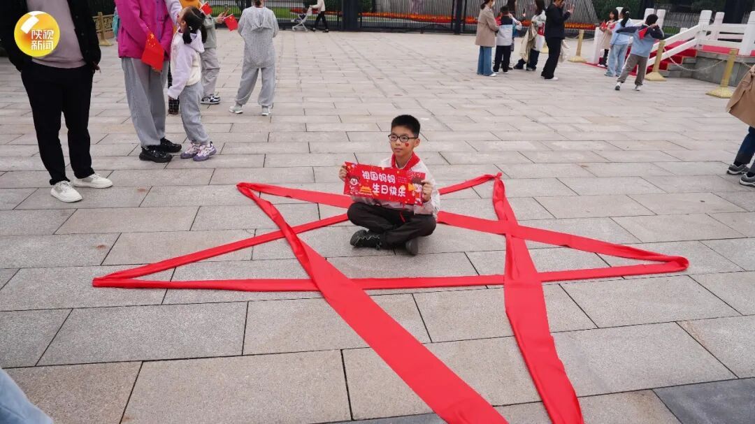 西安举行国庆升旗仪式!众人齐喊:我爱你中国!祖国万岁! 西安举行国庆升旗仪式!众人齐喊:我爱你中国!祖国万岁!