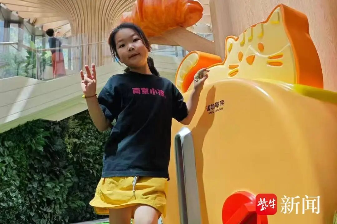 踮起脚理顺国旗!南京小女孩暖心举动刷屏,“我就是想让五星红旗飘扬起来” 踮起脚理顺国旗!南京小女孩暖心举动刷屏,“我就是想让五星红旗飘扬起来”
