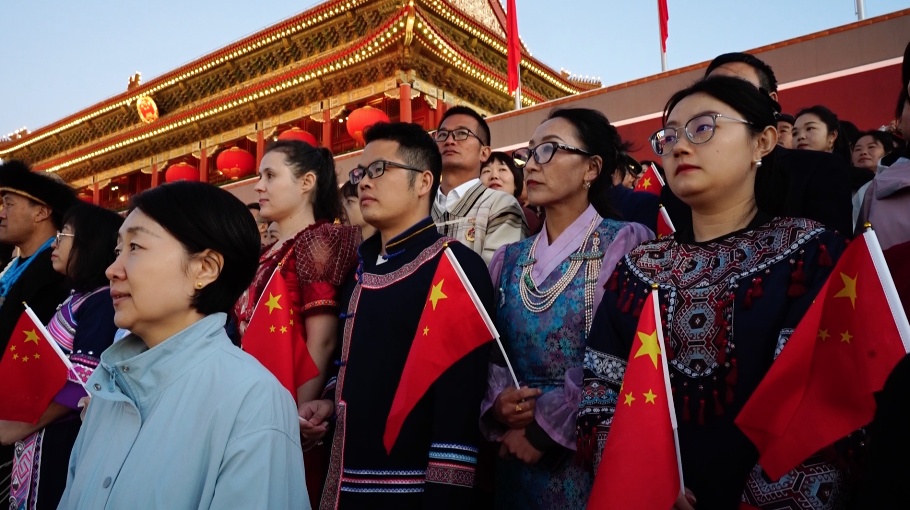 什么样的人，可以站在天安门观礼台上，看国庆升国旗仪式？