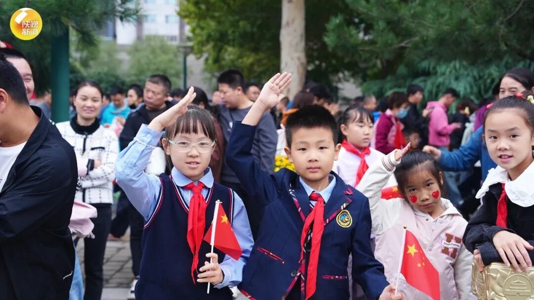 西安举行国庆升旗仪式!众人齐喊:我爱你中国!祖国万岁! 西安举行国庆升旗仪式!众人齐喊:我爱你中国!祖国万岁!