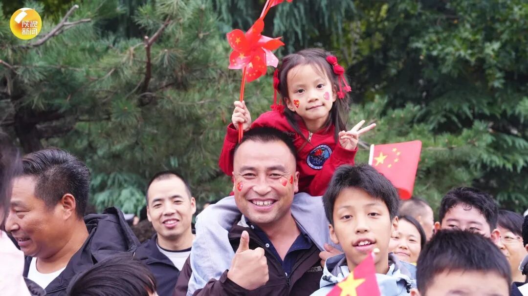 西安举行国庆升旗仪式!众人齐喊:我爱你中国!祖国万岁! 西安举行国庆升旗仪式!众人齐喊:我爱你中国!祖国万岁!
