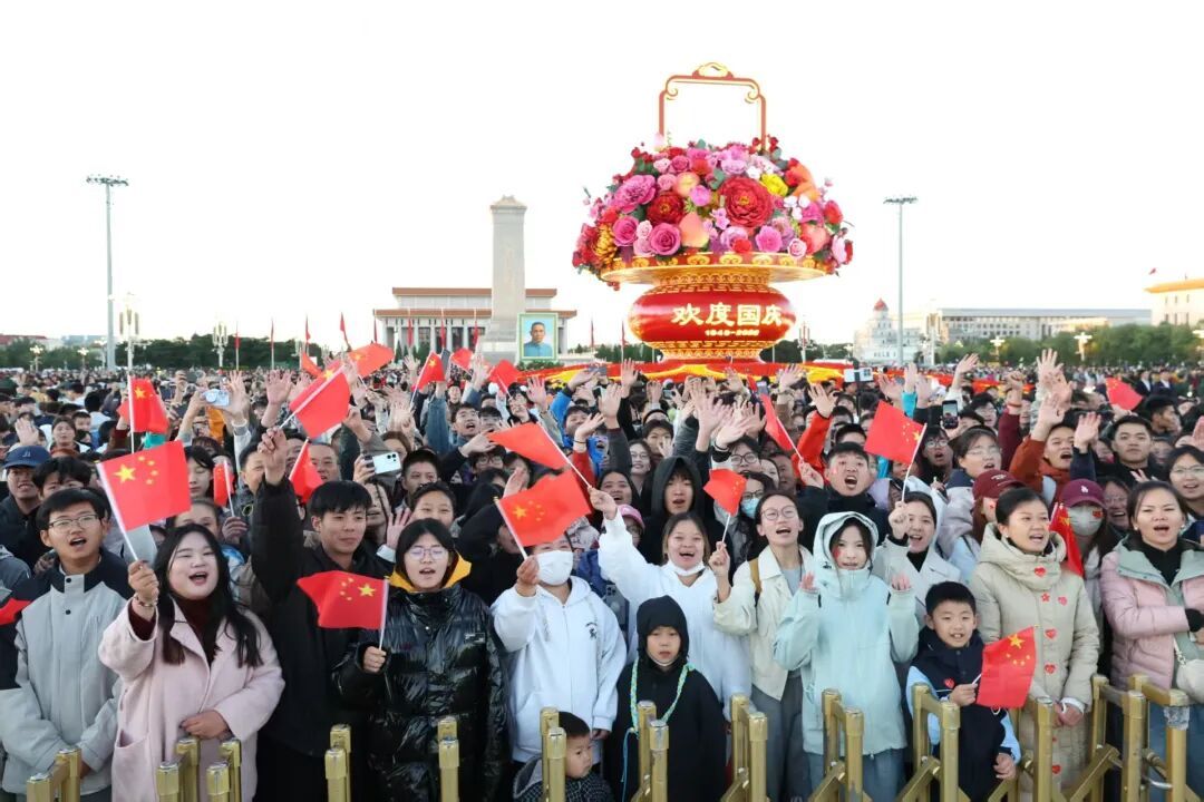 祝福祖国!天安门广场举行国庆升旗仪式,现场放飞10000多只和平鸽 祝福祖国!天安门广场举行国庆升旗仪式,现场放飞10000多只和平鸽