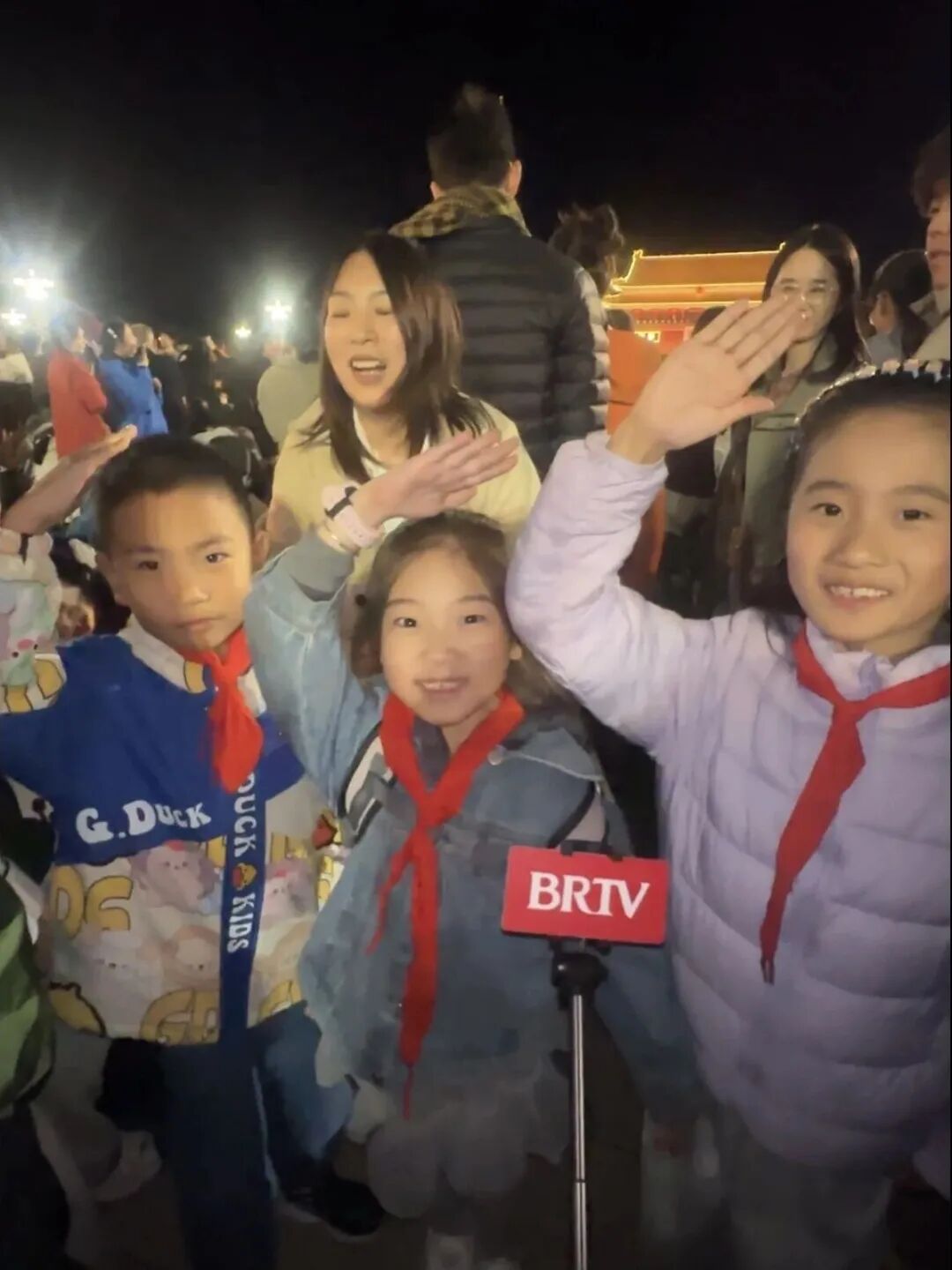 这就是今天早上的天安门广场!10.1万群众通宵守候!有人昨天下午5点就开始等了…… 这就是今天早上的天安门广场!10.1万群众通宵守候!有人昨天下午5点就开始等了……