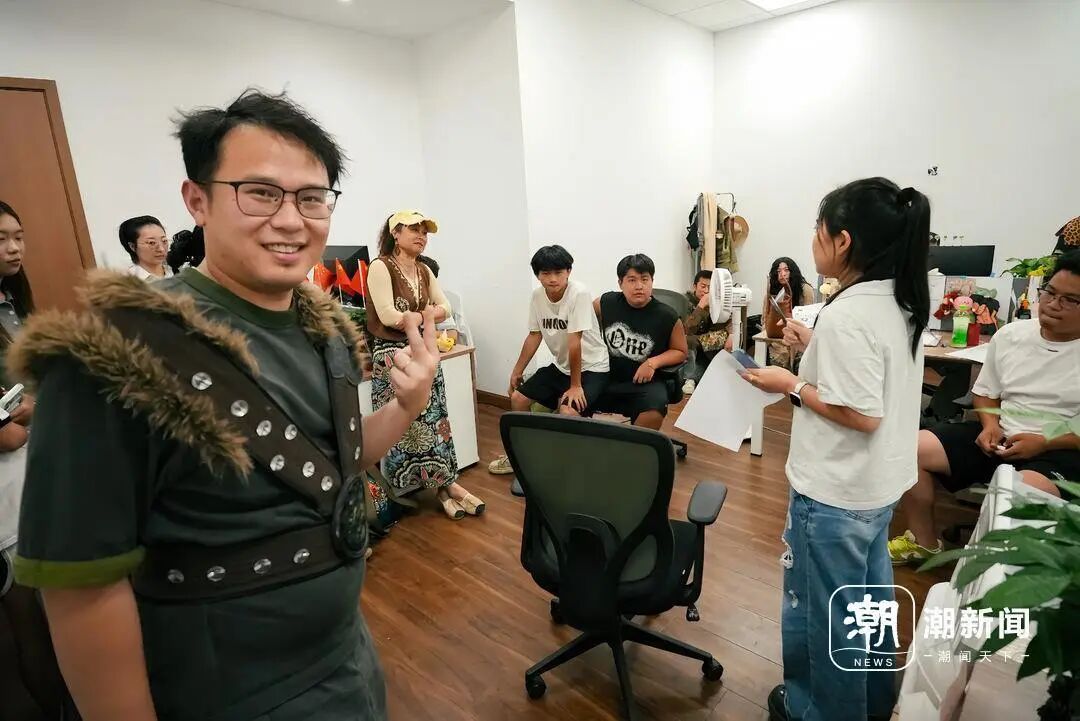 日薪200元，“带薪发疯”成真！浙江一景区招原始人NPC，这工作真那么香吗？