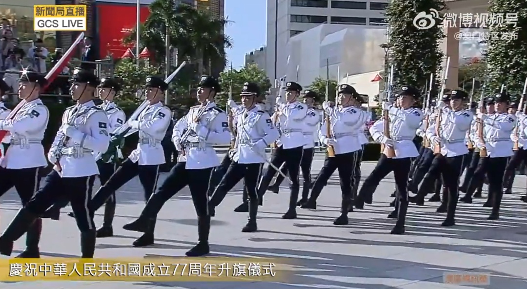 历史性一刻，国庆节澳门保安部队首次启用中式步操升旗，沿用51年的“葡式步操”正式取消，仅作为文化保留