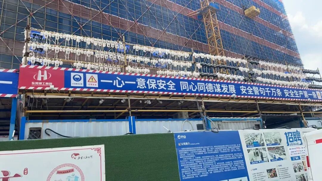 广东一工地密密麻麻挂了上百个摄像头,建设方:甲方是造摄像头的,用来测试 广东一工地密密麻麻挂了上百个摄像头,建设方:甲方是造摄像头的,用来测试