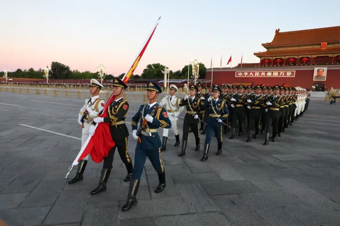 祝福祖国!天安门广场举行国庆升旗仪式,现场放飞10000多只和平鸽 祝福祖国!天安门广场举行国庆升旗仪式,现场放飞10000多只和平鸽