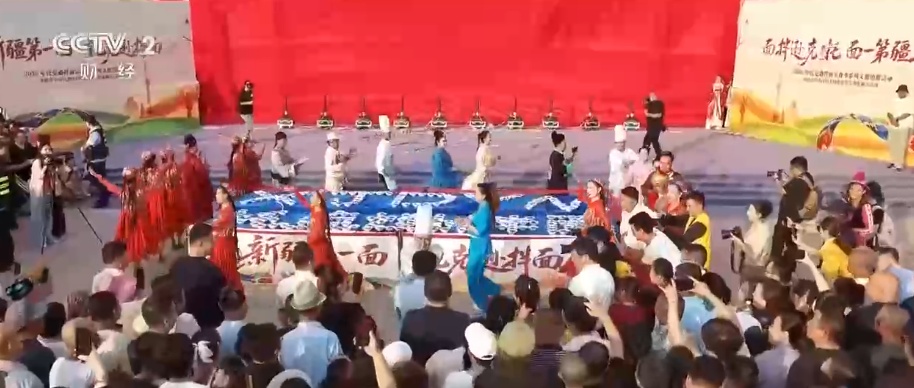 “拼假”出游热 “对角线”直飞新疆阿勒泰赏秋受青睐文旅消费人气旺