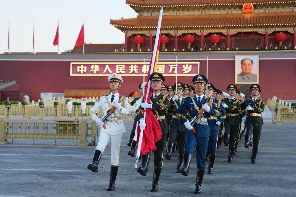 国庆升旗仪式在天安门广场举行 国庆升旗仪式在天安门广场举行