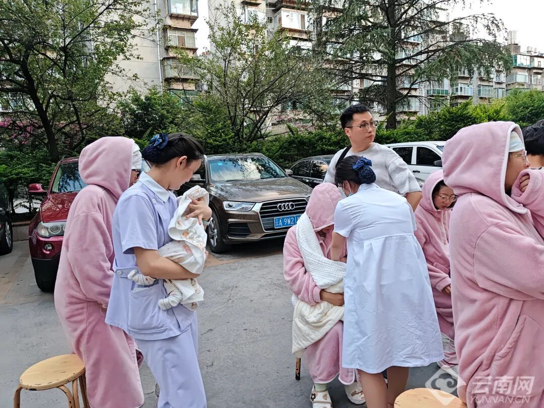 地震瞬间,她顾不上孕37周的笨重身体,抱起两个新生儿就往外跑…… 地震瞬间,她顾不上孕37周的笨重身体,抱起两个新生儿就往外跑……