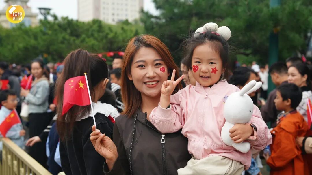 西安举行国庆升旗仪式!众人齐喊:我爱你中国!祖国万岁! 西安举行国庆升旗仪式!众人齐喊:我爱你中国!祖国万岁!