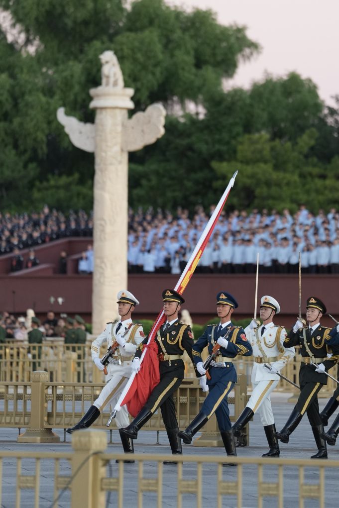国庆升旗仪式在天安门广场举行 国庆升旗仪式在天安门广场举行