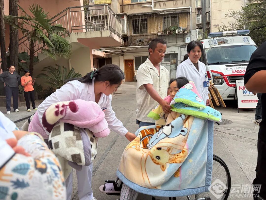 地震瞬间,她顾不上孕37周的笨重身体,抱起两个新生儿就往外跑…… 地震瞬间,她顾不上孕37周的笨重身体,抱起两个新生儿就往外跑……