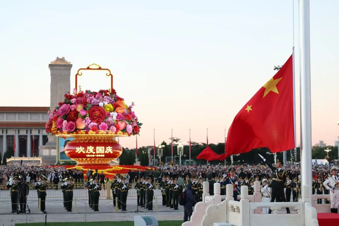 祝福祖国!天安门广场举行国庆升旗仪式,现场放飞10000多只和平鸽 祝福祖国!天安门广场举行国庆升旗仪式,现场放飞10000多只和平鸽