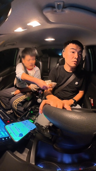 夜晚女子照料住院父亲后准备回家,身上仅剩13元,出租车司机不免单却圈粉无数 夜晚女子照料住院父亲后准备回家,身上仅剩13元,出租车司机不免单却圈粉无数