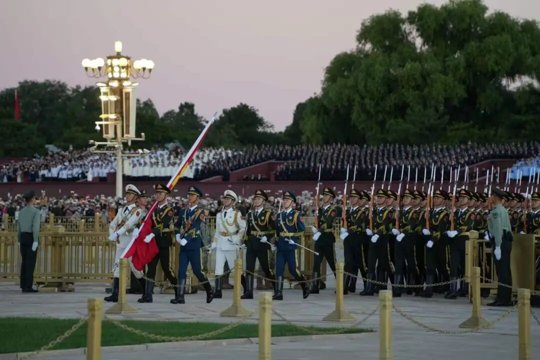 祝福祖国!天安门广场举行国庆升旗仪式,现场放飞10000多只和平鸽 祝福祖国!天安门广场举行国庆升旗仪式,现场放飞10000多只和平鸽