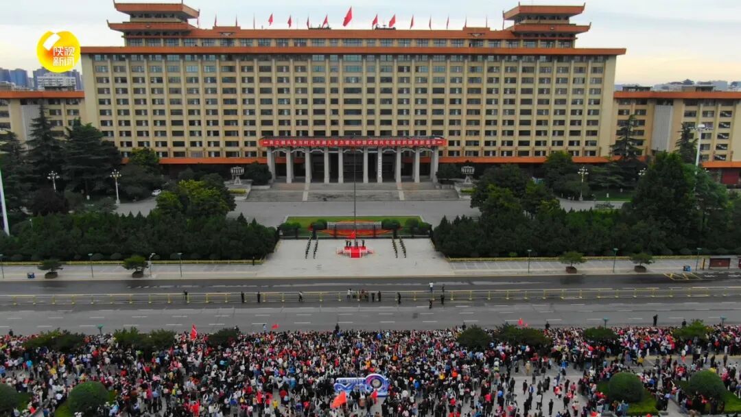 西安举行国庆升旗仪式!众人齐喊:我爱你中国!祖国万岁! 西安举行国庆升旗仪式!众人齐喊:我爱你中国!祖国万岁!