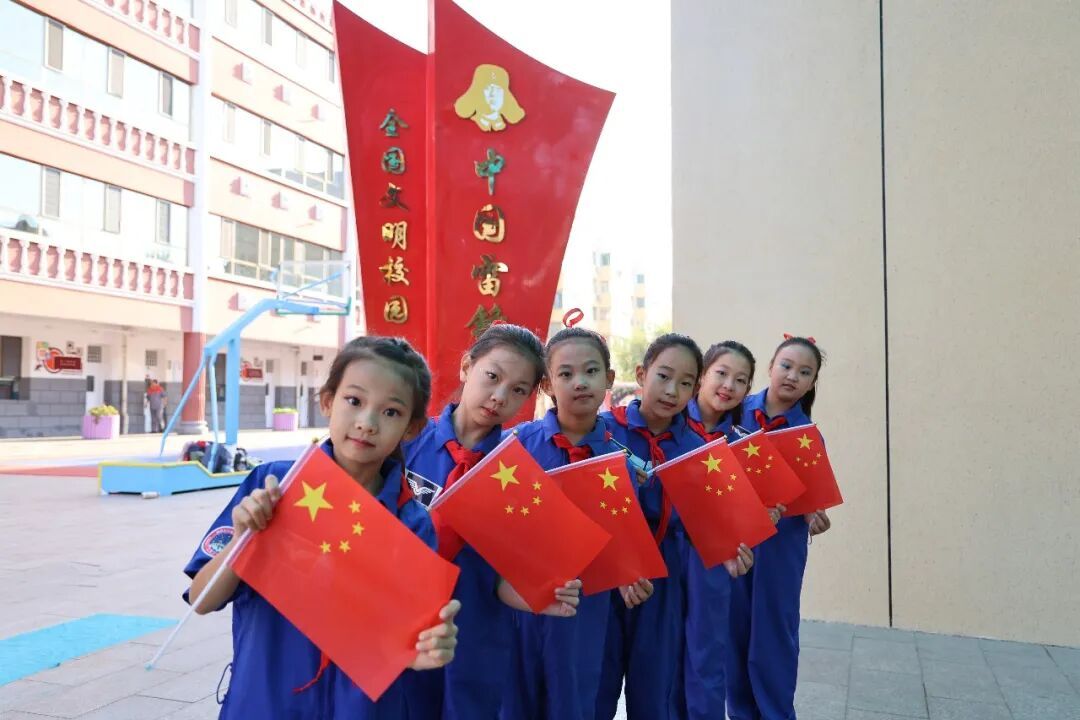 五星红旗迎风招展！内蒙古各地国庆氛围感拉满