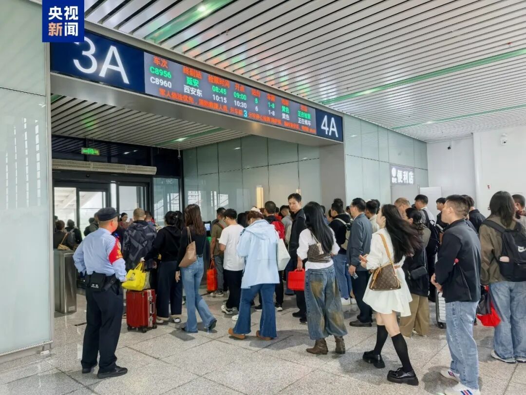今天全国铁路预计发送旅客2480万人次,加开旅客列车2324列,热门出行地区集中在京津冀、长三角、粤港澳大湾区和成渝地区 今天全国铁路预计发送旅客2480万人次,加开旅客列车2324列,热门出行地区集中在京津冀、长三角、粤港澳大湾区和成渝地区