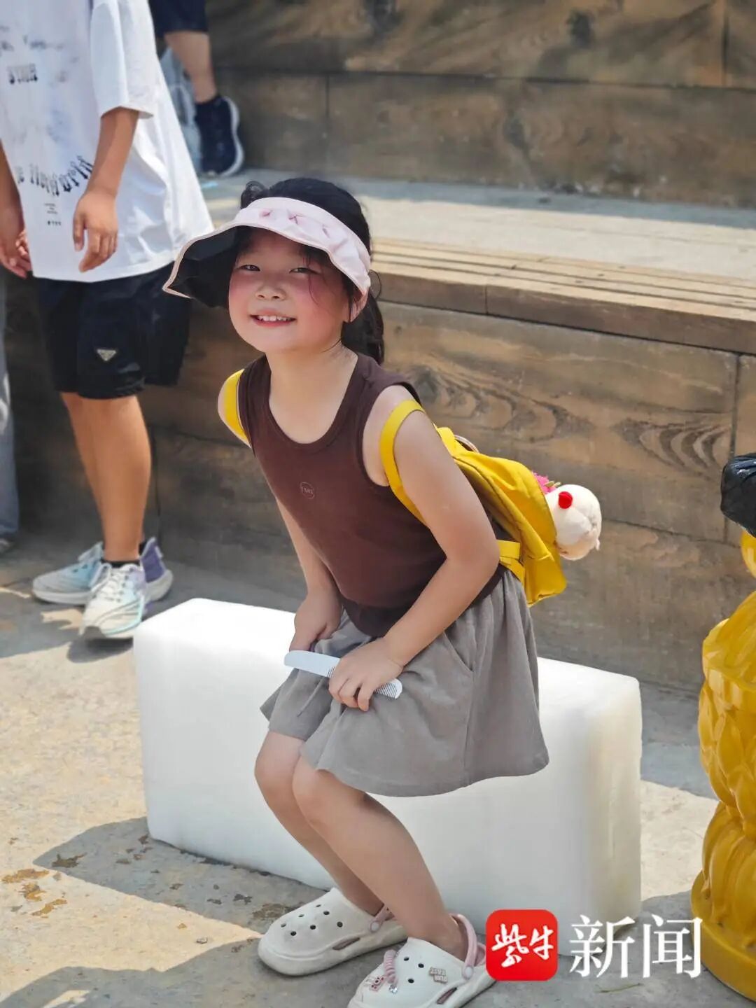 踮起脚理顺国旗!南京小女孩暖心举动刷屏,“我就是想让五星红旗飘扬起来” 踮起脚理顺国旗!南京小女孩暖心举动刷屏,“我就是想让五星红旗飘扬起来”