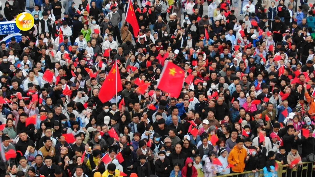 西安举行国庆升旗仪式!众人齐喊:我爱你中国!祖国万岁! 西安举行国庆升旗仪式!众人齐喊:我爱你中国!祖国万岁!