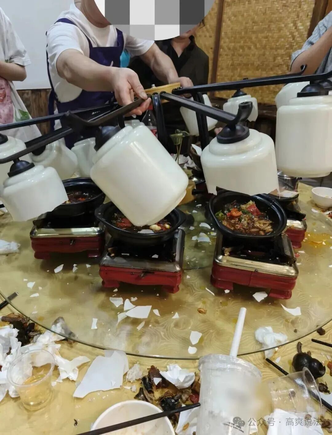 餐厅吃饭突遭吊灯坠落,市监部门已介入 餐厅吃饭突遭吊灯坠落,市监部门已介入