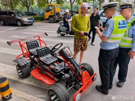 男子把孩子生日礼物开上路被交警扣走 男子把孩子生日礼物开上路被交警扣走