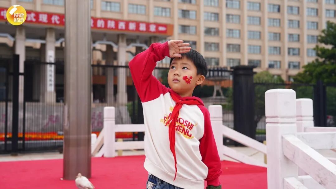 西安举行国庆升旗仪式!众人齐喊:我爱你中国!祖国万岁! 西安举行国庆升旗仪式!众人齐喊:我爱你中国!祖国万岁!