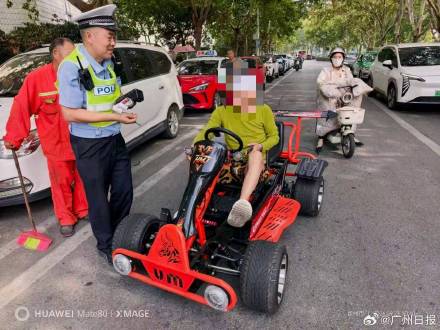 男子把孩子生日礼物开上路被交警扣走 男子把孩子生日礼物开上路被交警扣走
