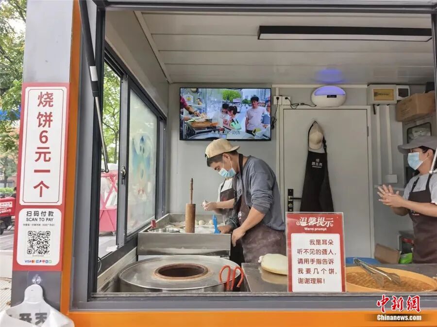 杭州这家烧饼摊火了!排队十余米,顾客自发宣传,外地游客前来打卡 杭州这家烧饼摊火了!排队十余米,顾客自发宣传,外地游客前来打卡