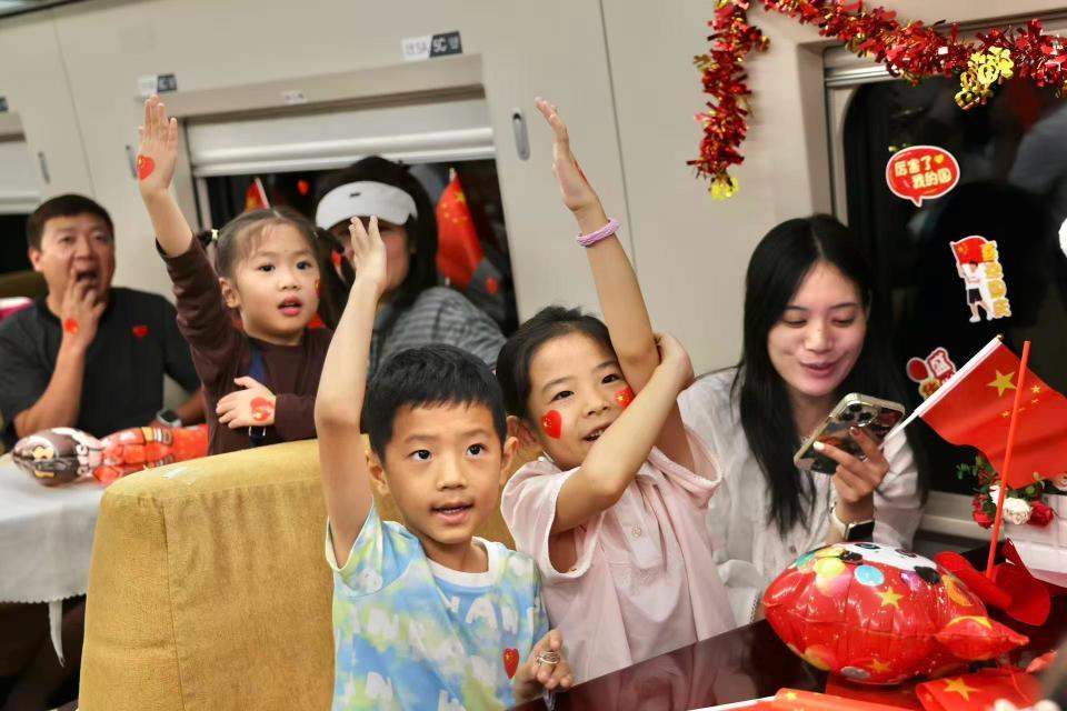 国庆假期首日,国铁广州局预计发送旅客383.7万人次,创历史新高 国庆假期首日,国铁广州局预计发送旅客383.7万人次,创历史新高