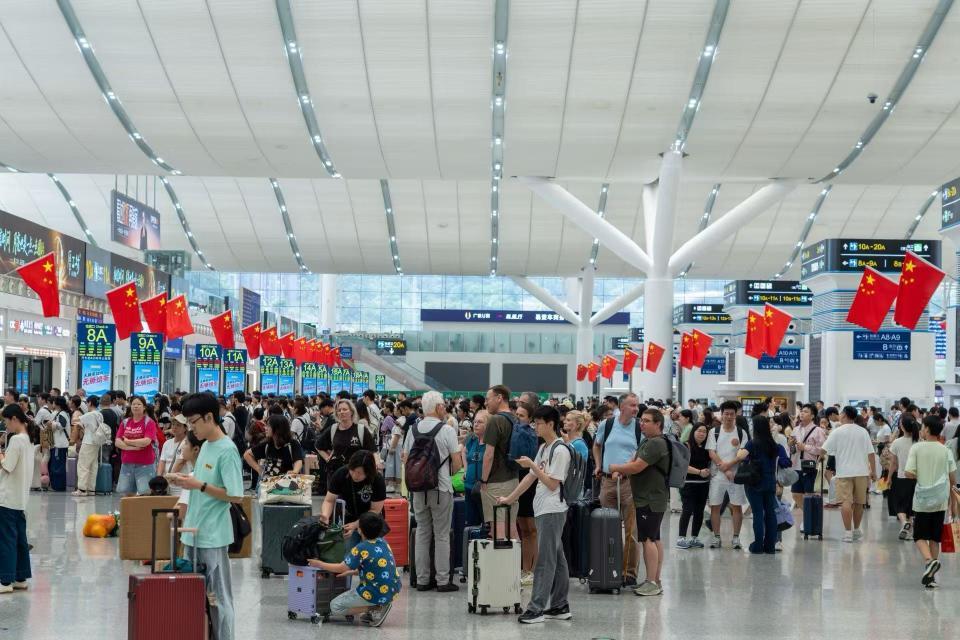 国庆假期首日,国铁广州局预计发送旅客383.7万人次,创历史新高 国庆假期首日,国铁广州局预计发送旅客383.7万人次,创历史新高